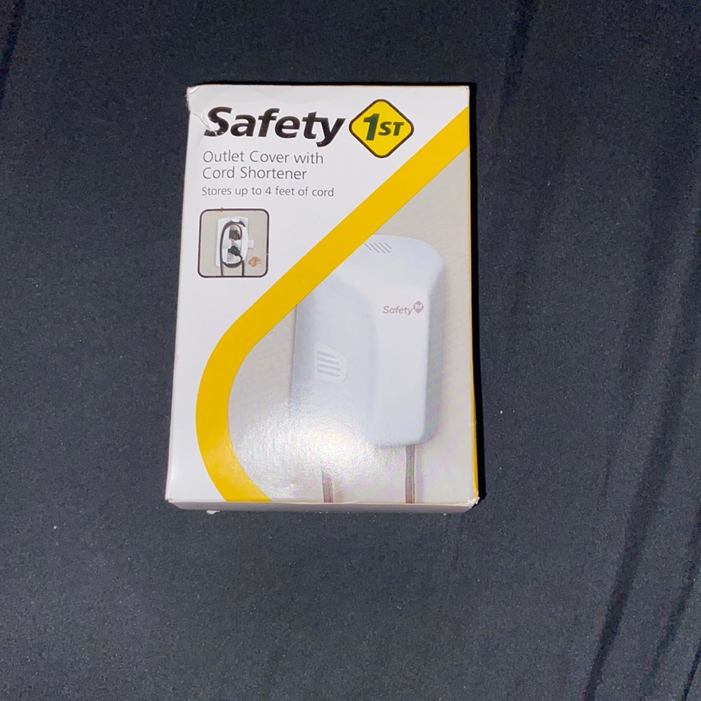 Outlet Cover w/ Cord Shortener
